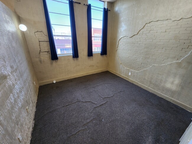 Building Photo - 208 MAINApt