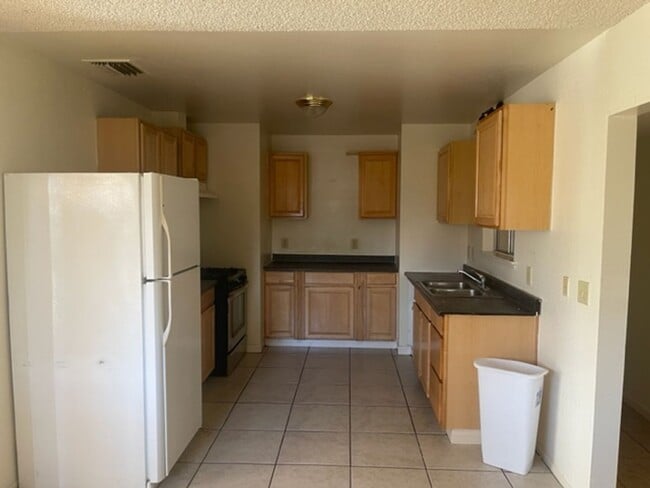 Building Photo - 5 bedroom