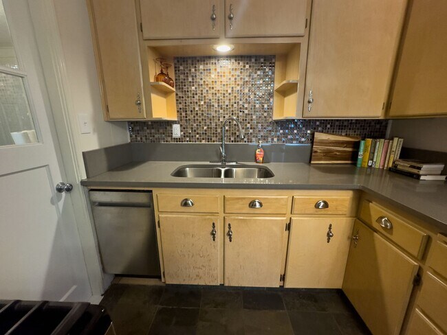 Foto del edificio - MOVE IN SPECIAL - Charming 2 Bed 1 Bath Home on Fenced Corner Lot in desired South Salem Neighbor...