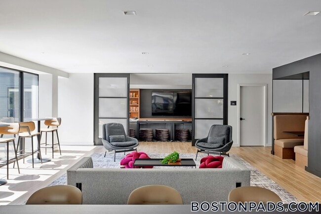 Foto del edificio - 120 Commerce Way