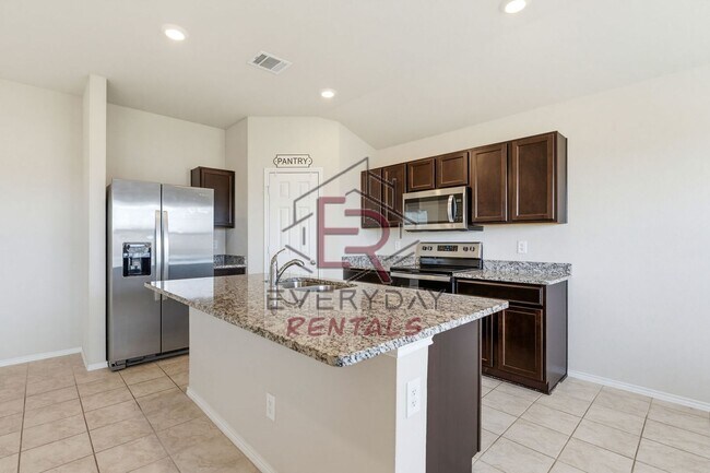 Foto del edificio - Beautiful Home Awaits you!