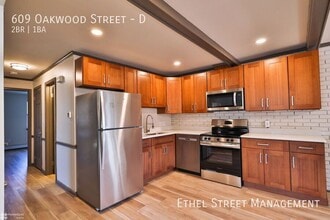 Building Photo - 609 Oakwood St