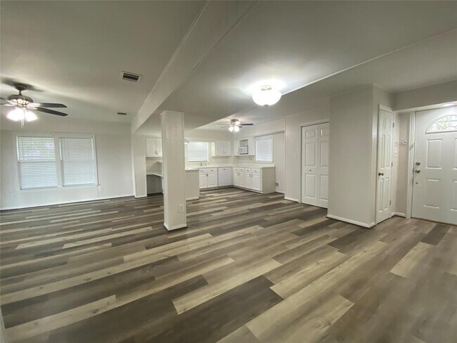 Building Photo - 307 Veselka Rd
