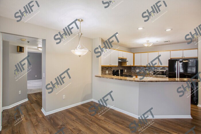 Foto principal - 3065 Poplar Creek - Updated Condo