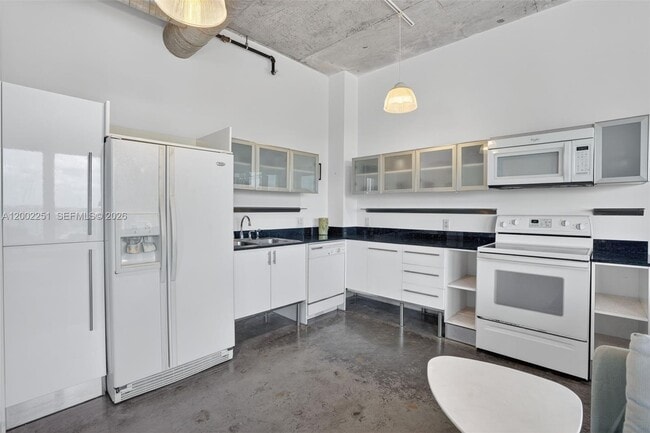 Foto del edificio - 10 SW South River Dr