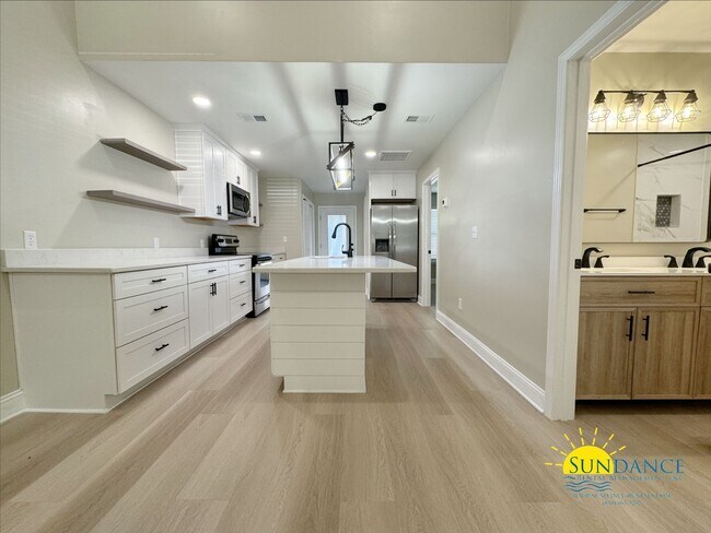 Foto del edificio - Stunning 2 Bedroom / 2 Bathroom end-unit H...