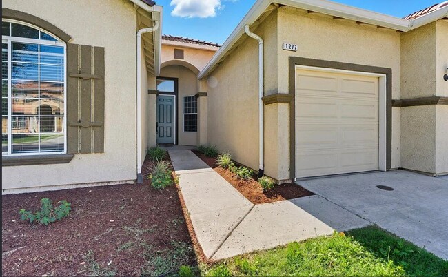 Building Photo - 1277 Paradise Loop