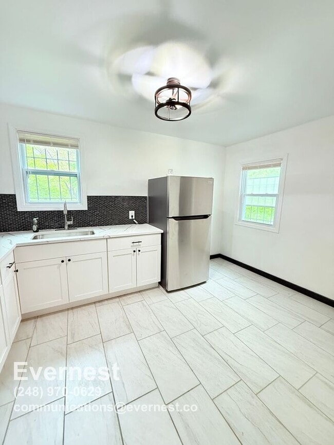 Building Photo - Charming 2-Bedroom Home in a Convenient Lo...