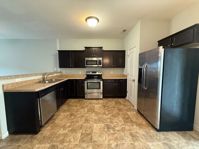 Foto del edificio - Beautiful 2 bedroom, 2.5 bath Town House