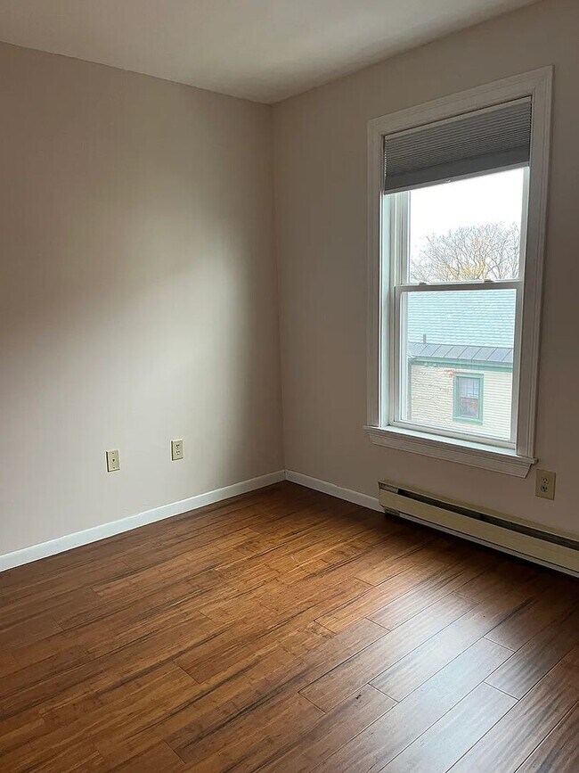 Foto del edificio - Bright, Updated 2-Bedroom in Prime Burlington Location — Available NOW!