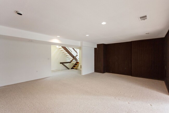 Building Photo - 7036 Buxton Terrace