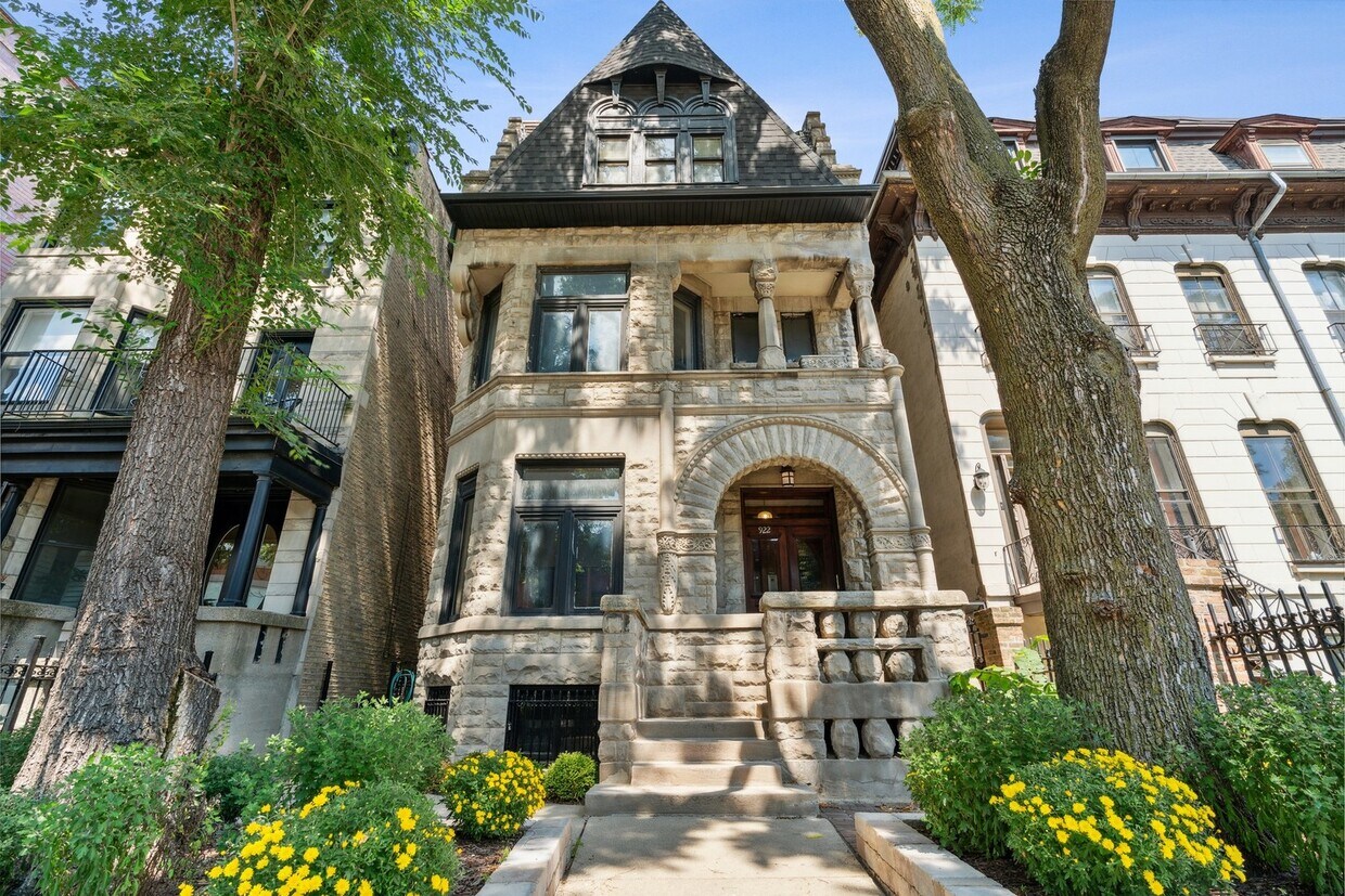 Primary Photo - 922 W Fullerton Ave