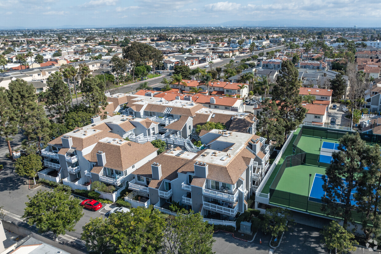 4682 Warner Ave - Pointe Surfside