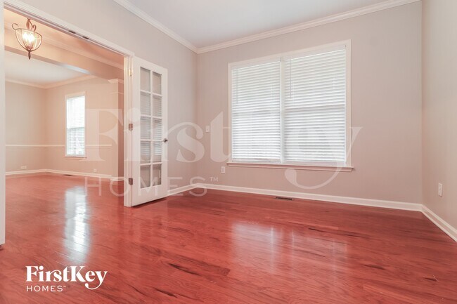 Foto del edificio - 677 Longwood Pl