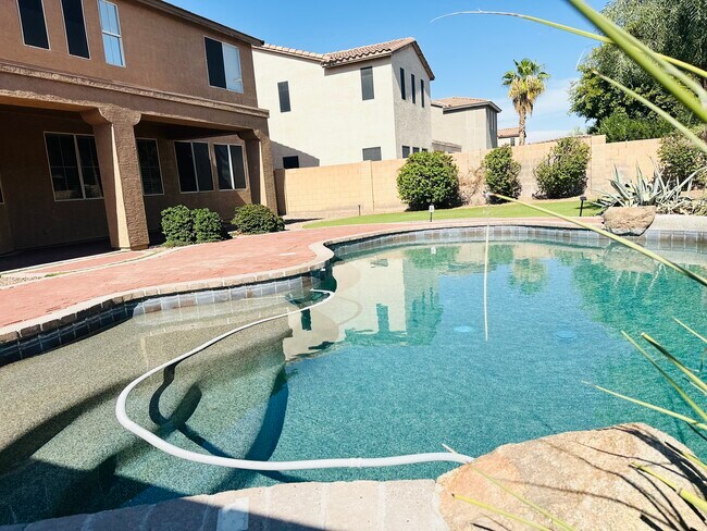 Piscina privada de PebbleTec con fuente de agua; servicio de mantenimiento de la piscina incluido. - 1177 W Laredo Ave