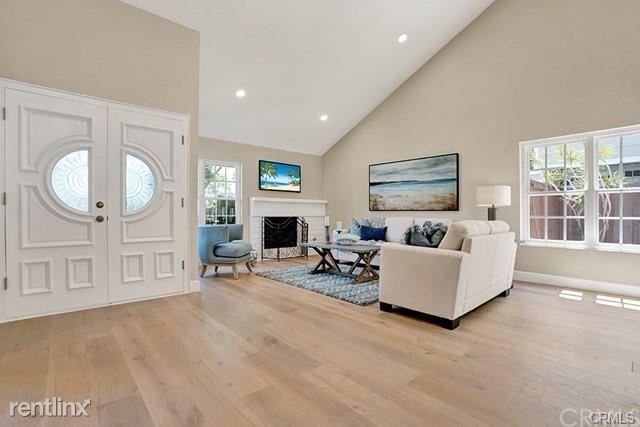 Building Photo - 5 br, 4 bath Townhome - 132 E Yale Loop # 19