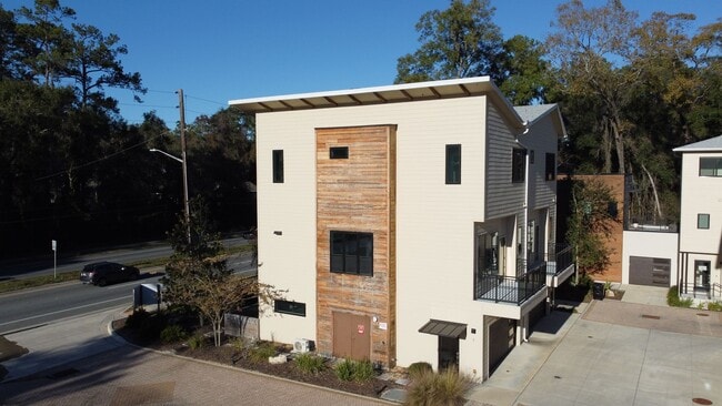 Building Photo - FOR RENT 3 bed, 3.5 bath, 3 level brand new condo