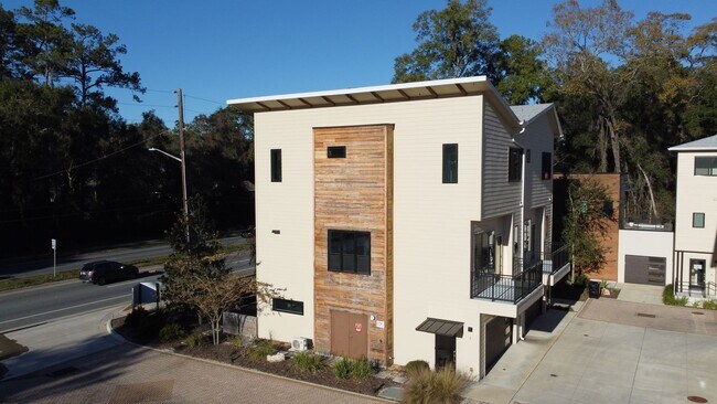 Foto del edificio - FOR RENT 3 bed, 3.5 bath, 3 level brand new condo