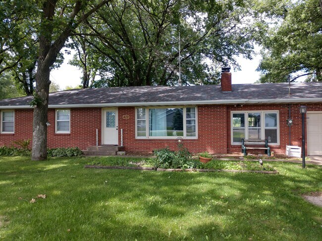 Building Photo - Very Spacious 3 bedroom Brick Rambler