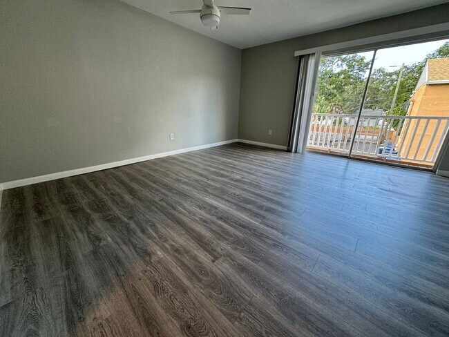 Foto del edificio - Great Location -  2/2 Second Floor condo i...