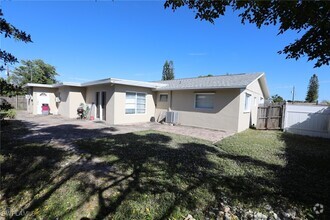 Building Photo - 907 Laredo Ave