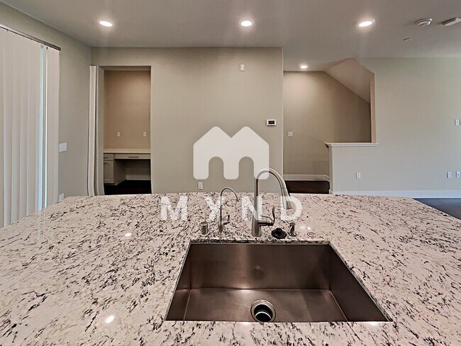 Building Photo - 711 Avenue One Dr