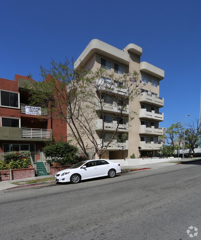 Building Photo - 701 S Kingsley Dr