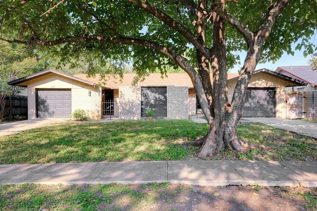 Building Photo - 2105 Darwin Dr