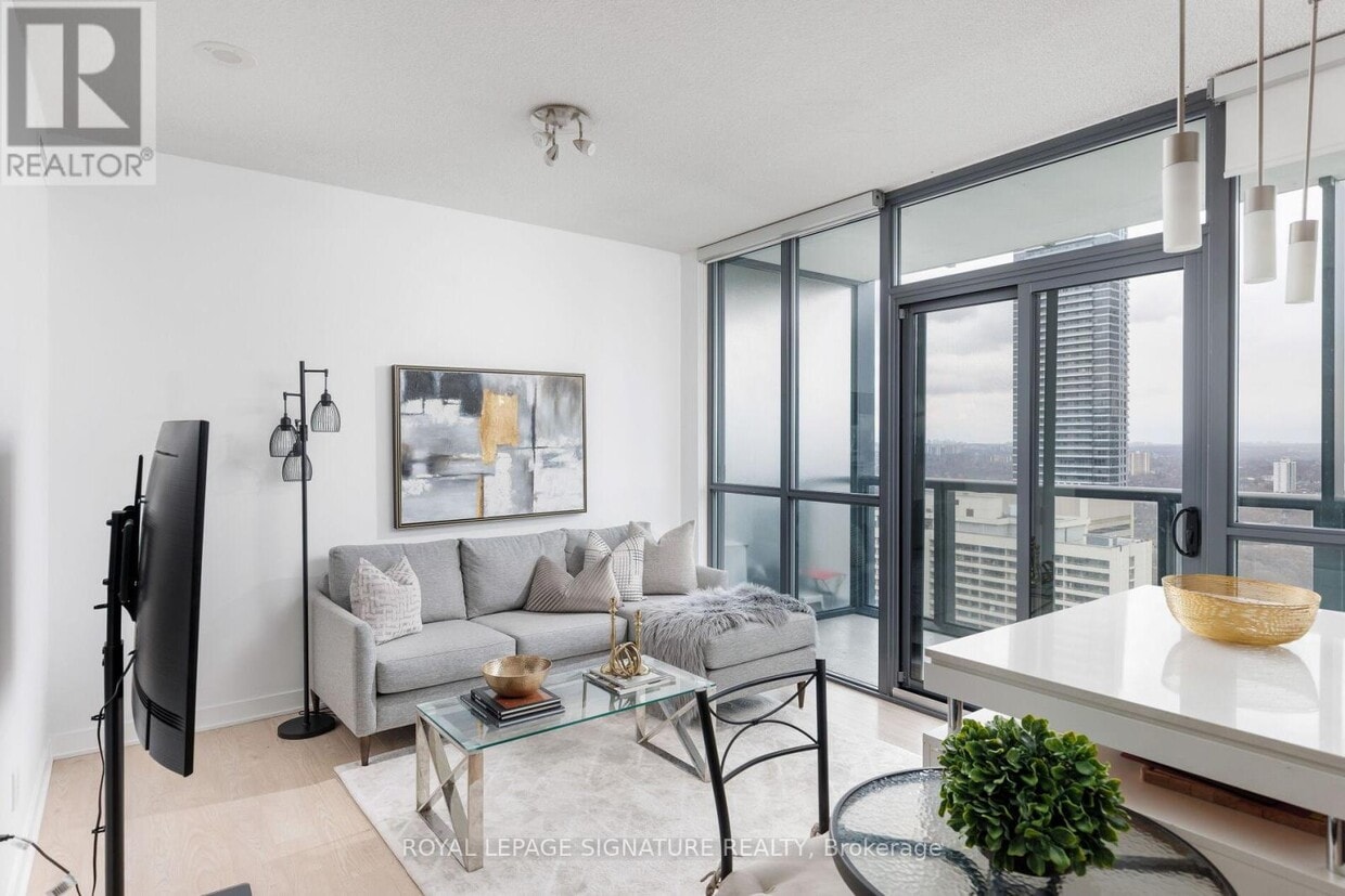 Primary Photo - 110 Charles St E