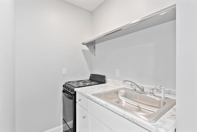Foto del edificio - "610" on Congress St: Newer Studio Apt. 1BA $1470.00 Heat & H20 included Available 08/01/26