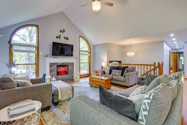 Building Photo - 1530 Wooded Acres Dr