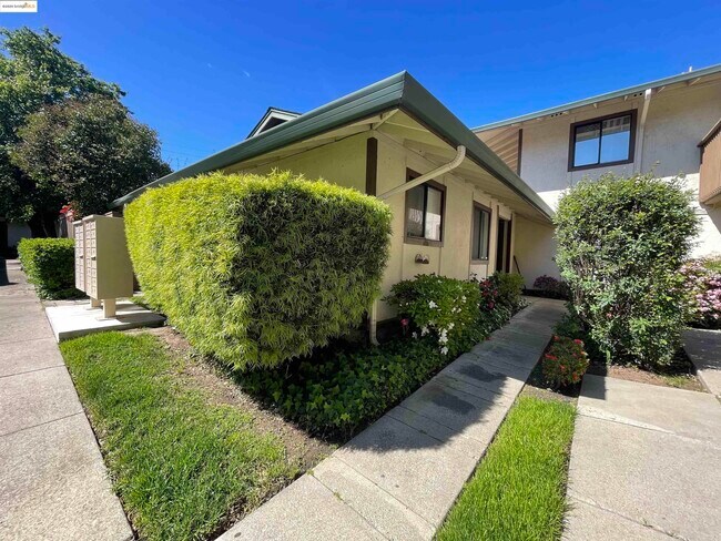 Foto del edificio - 2400 Sunny Ln