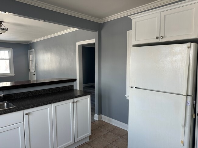 Photo du bâtiment - SPOTLESS 2+1 BEDROOM HOME FOR RENT IN PETERBOROUGH