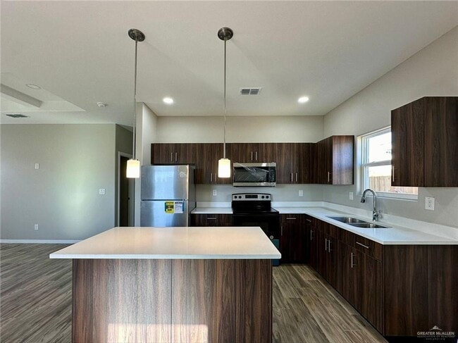 Building Photo - 17 E Walnut Ave