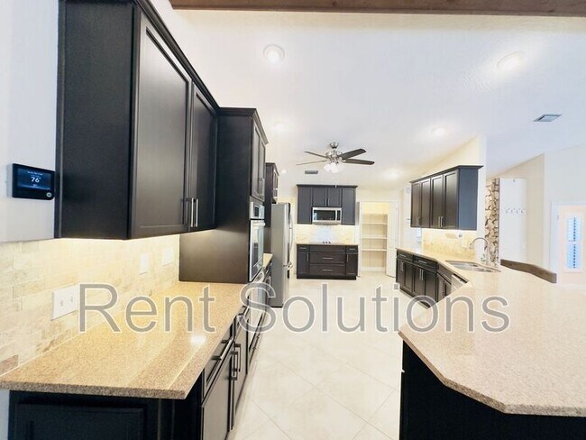 Foto del edificio - 3015 Tall Pine Dr