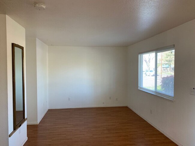 Foto del edificio - 3 Bedroom, 2 full Bath suite with!!