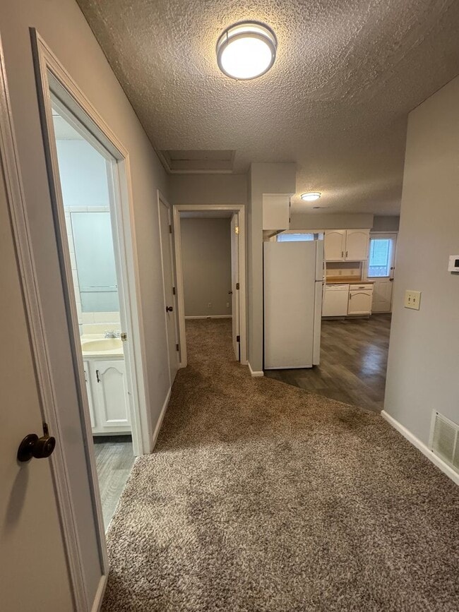 Foto del edificio - 2BR 1BA Triplex • Private Backyard in Downtown Smithville