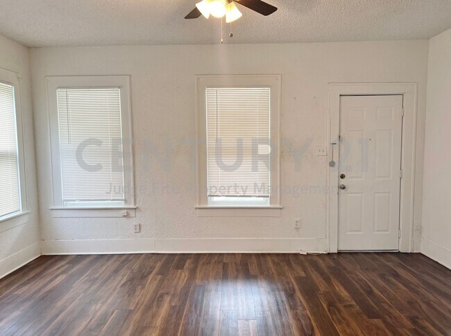 Building Photo - 2/1 in Established S. Dallas Neighborhood For Rent!