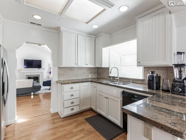 Building Photo - 2 Bedroom Single Family Home in Redwood City