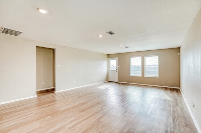 Foto del edificio - 3363 Avary River Ln