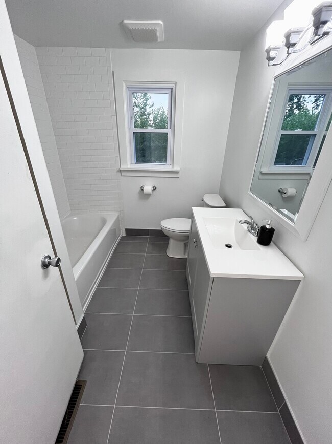 294 Middletown Ave Unit 1, Wethersfield, CT 06109 Apartments in