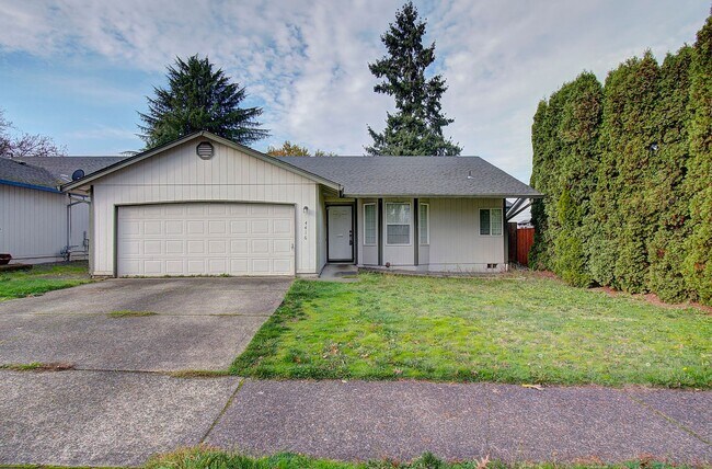 Building Photo - This one level charmer won't last long! 3 bedrooms, 2 baths, fully fenced yard, pets welcome!