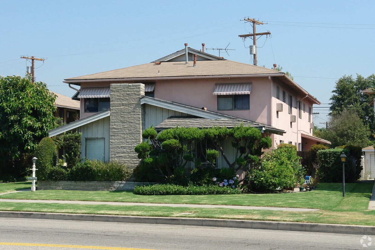 Building Photo - 14215 Moorpark St