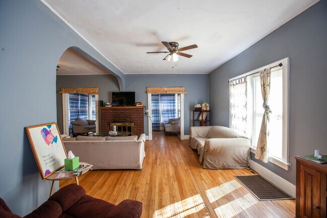 Building Photo - Stand Alone House 1 Block to Campus + Lots...