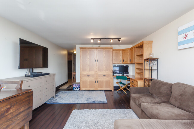 Building Photo - 720 W Gordon Terrace