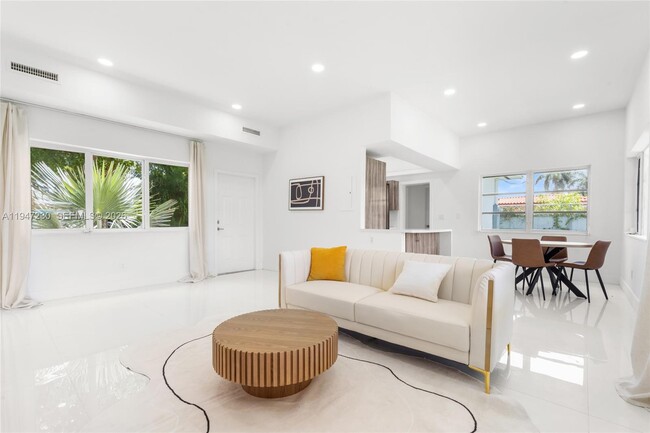 Building Photo - 1581 Normandy Dr