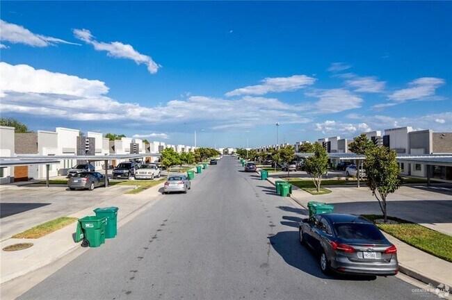 Foto del edificio - 1705 W Garrison Dr