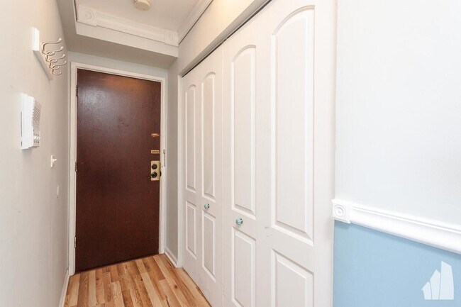 Building Photo - 2 bedroom in Chicago IL 60402