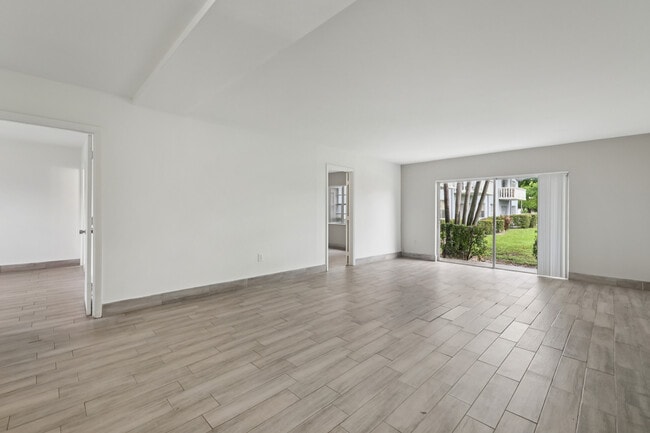 Building Photo - Luna At Hollywood