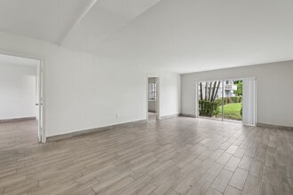 Building Photo - Luna At Hollywood